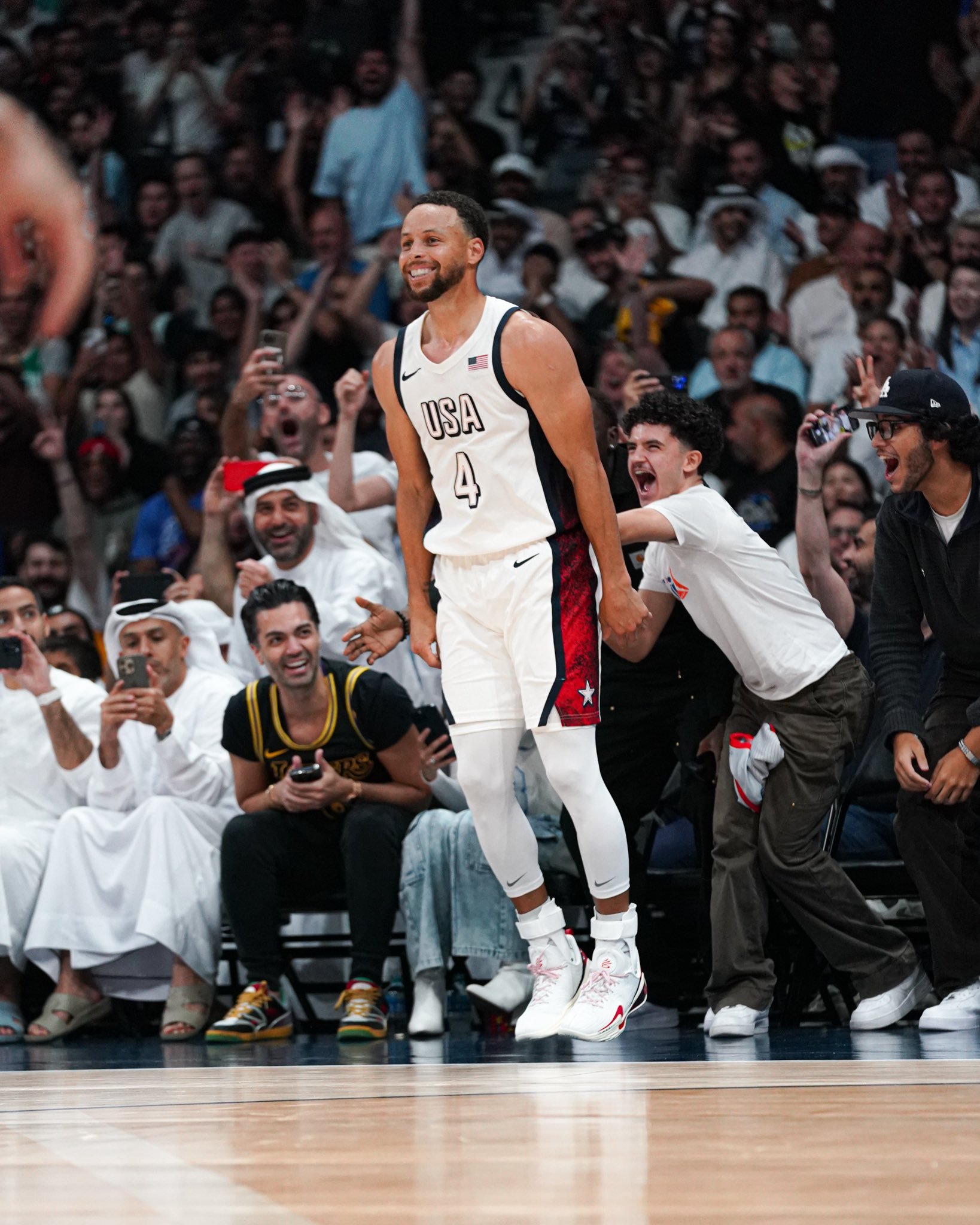 看看场边观众的反应就知道看库里打球多有趣#金州勇士[超话]##篮球热力一夏# ​