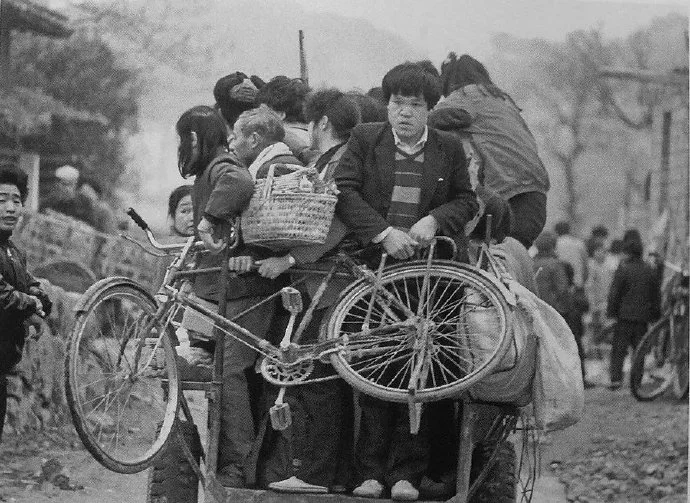 1991年，浙江松阳县，载客的手扶拖拉机。图片来源于