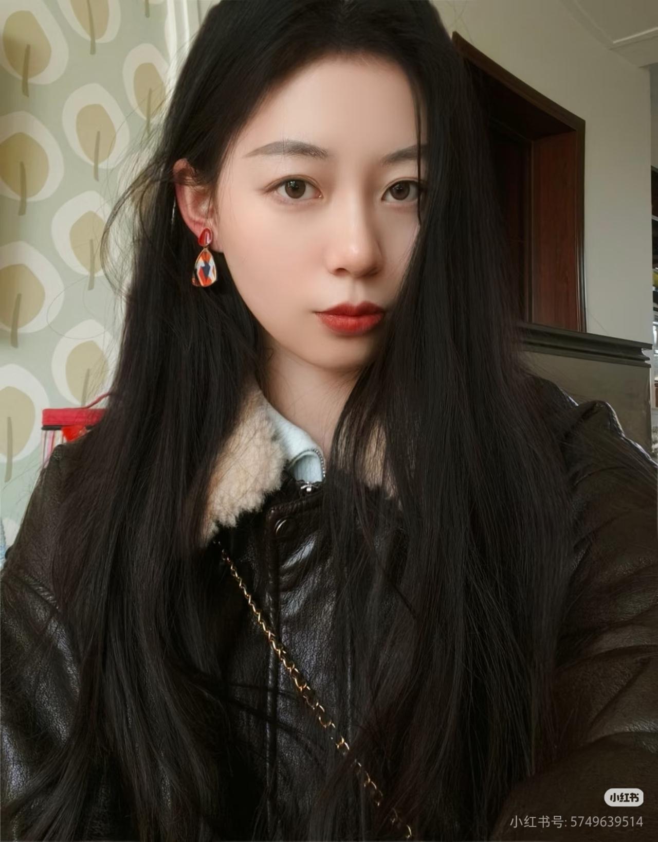 红妆映秋水，耳畔语如花。