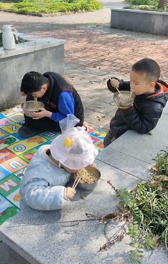 零食都买不起就别野餐。真相来了。
女子的老公去世了，一个人要照顾三个孩子，既要赚