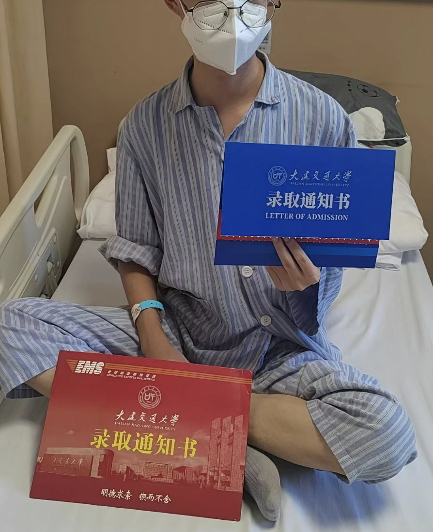 【，父亲：要和他妈妈去大学校园走走看看，完成他的大学梦】 今年夏天，来自安徽太湖