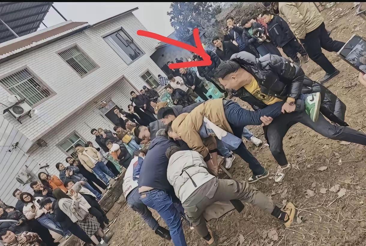 这次按猪活动里，要说最“惨”的，非那位穿黑色羽绒服的大哥莫属！
不是因为亏两万多