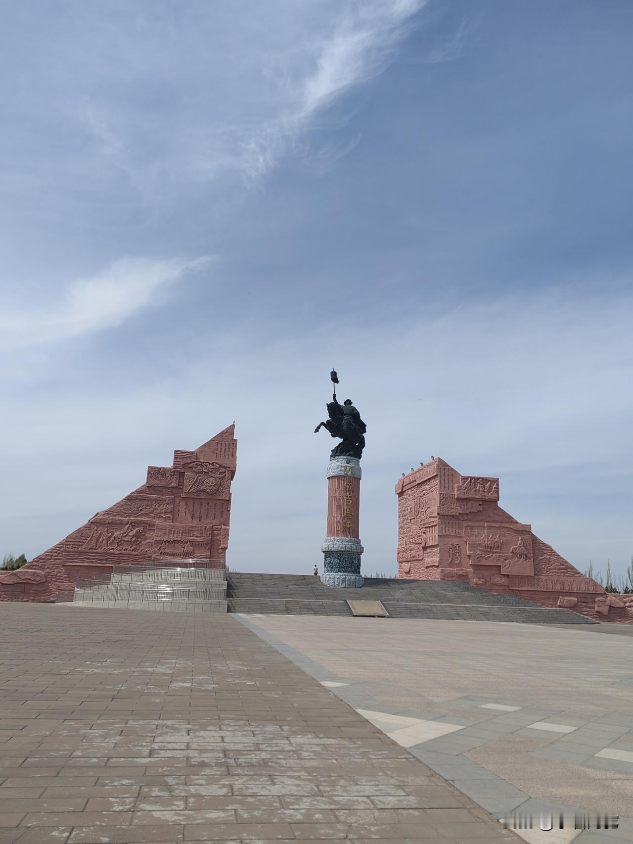 成吉思汗陵参观简介

1，面积宽大
2，分两大块，一是供奉为主的核心区，必参观，