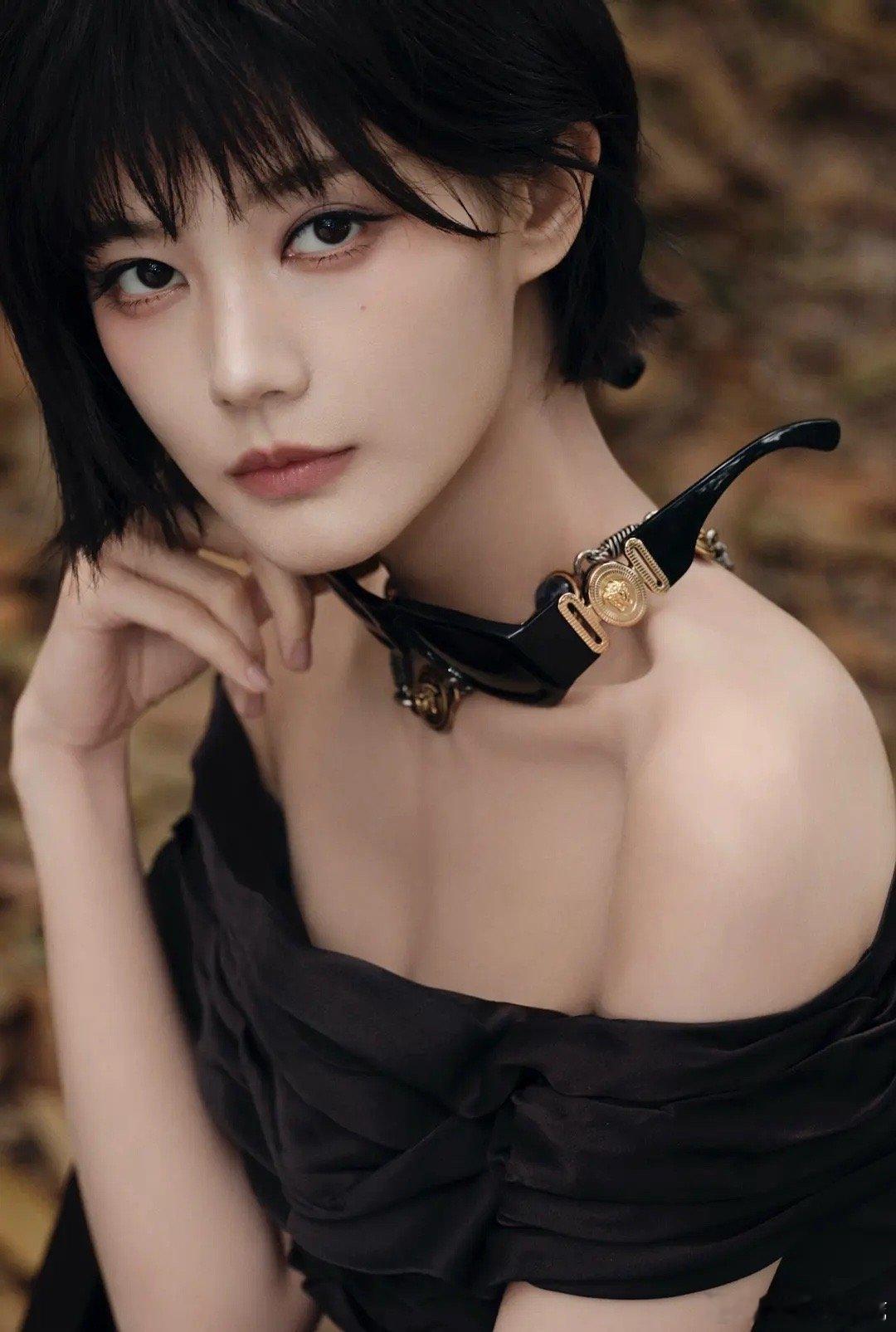 看看李一桐今天范思哲活动状态如何？很短很飒的姐姐