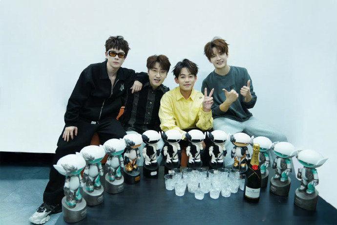 苏醒回应和王栎鑫的吵架修罗场糊糊的“勃然小怒”在兄弟眼里就是小猫咪亮爪子——不疼