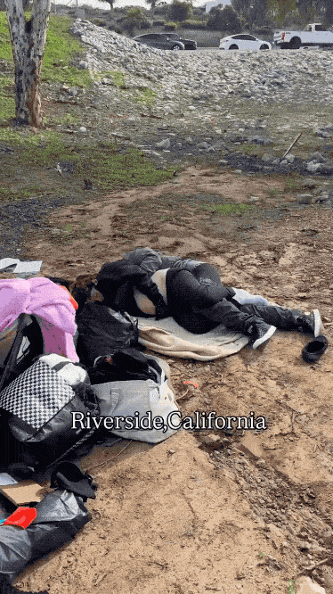 太震撼了：美国无家可归孕妇和男人睡在河滩上，这都不造反么……这是美国网友在加州河