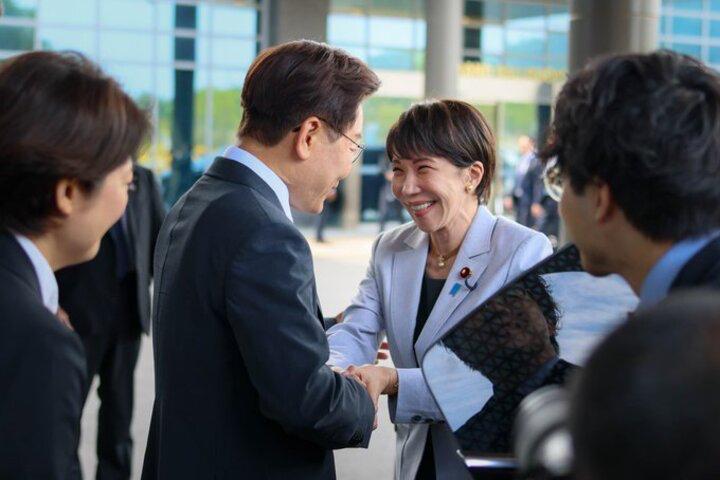 历史宿敌握手言欢　李在明竟与右翼高市早苗结为好友

日本首相高市早苗周二（19日