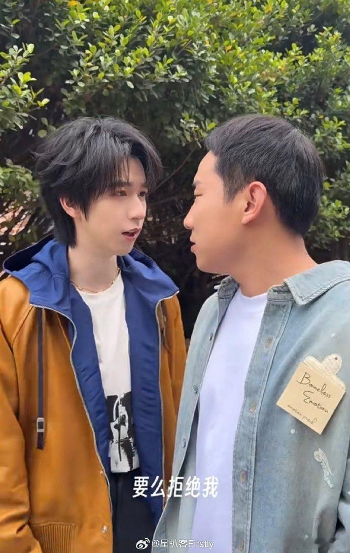 徐志胜眼睛还没贺峻霖卧蚕大天生好看的卧蚕让贺峻霖的眼神更具灵气，眉眼精致柔和，笑