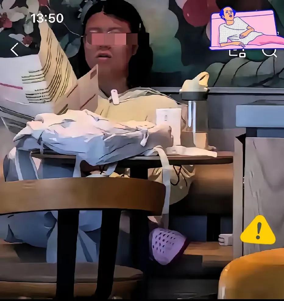 公共场合只顾自己，完全无视他人感受的人，真的适合踏入公职队伍吗？最近星巴克打伞背
