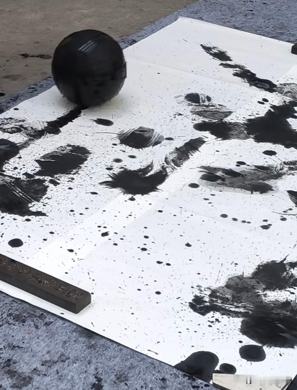 这个篮球书法玩的不够潇洒
创意不错
美中不足主要是两点
第一不能怕脏
穿个裤衩明