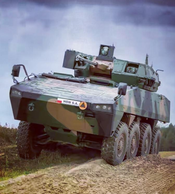 波兰生产的“金刚狼”8x8轮式装甲运兵车