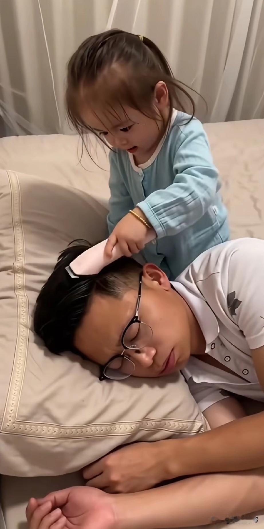 这个小朋友真是够顽皮的了，趁着我爸爸睡觉的时候，给爸爸剪了一个新式头型，还真别说