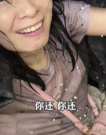河北承德，几家人去露营时遇上暴雨，被突如其来的洪水困住，六个人紧紧抱住一棵树，整