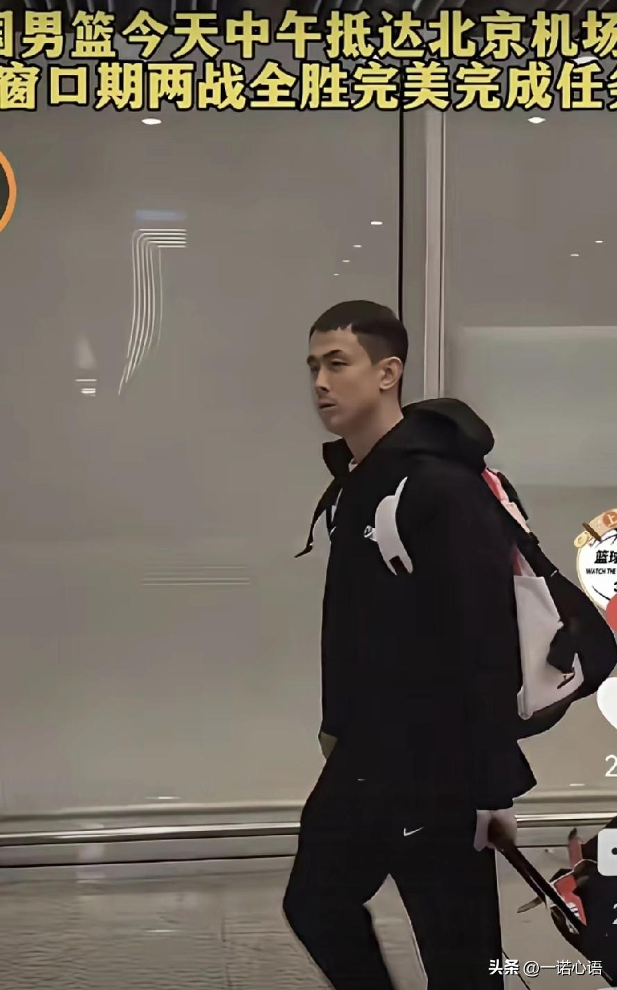世预赛打赢二场，赵继伟回家表情疲惫，胡明轩一脸轻松。
打完cba，上辽视春晚，接