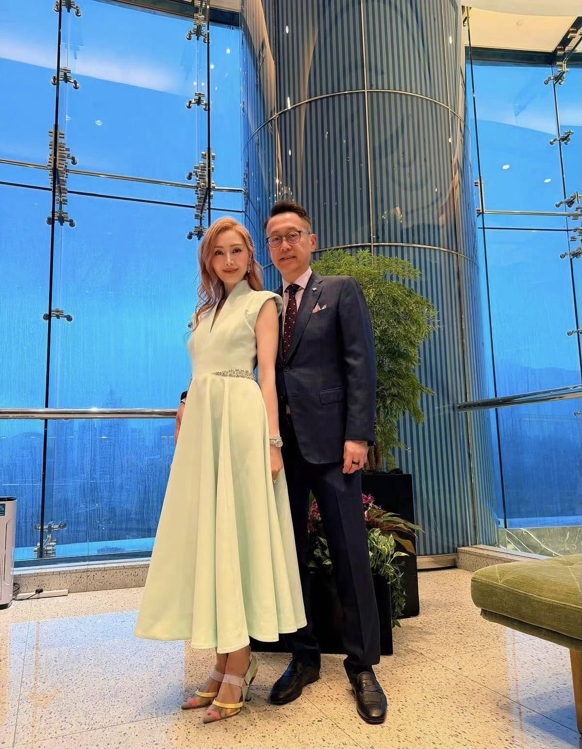 6月19日，李嘉欣晒与老公许晋亨合影，一对超恩爱的名人夫妻。

若说一心寻求真爱