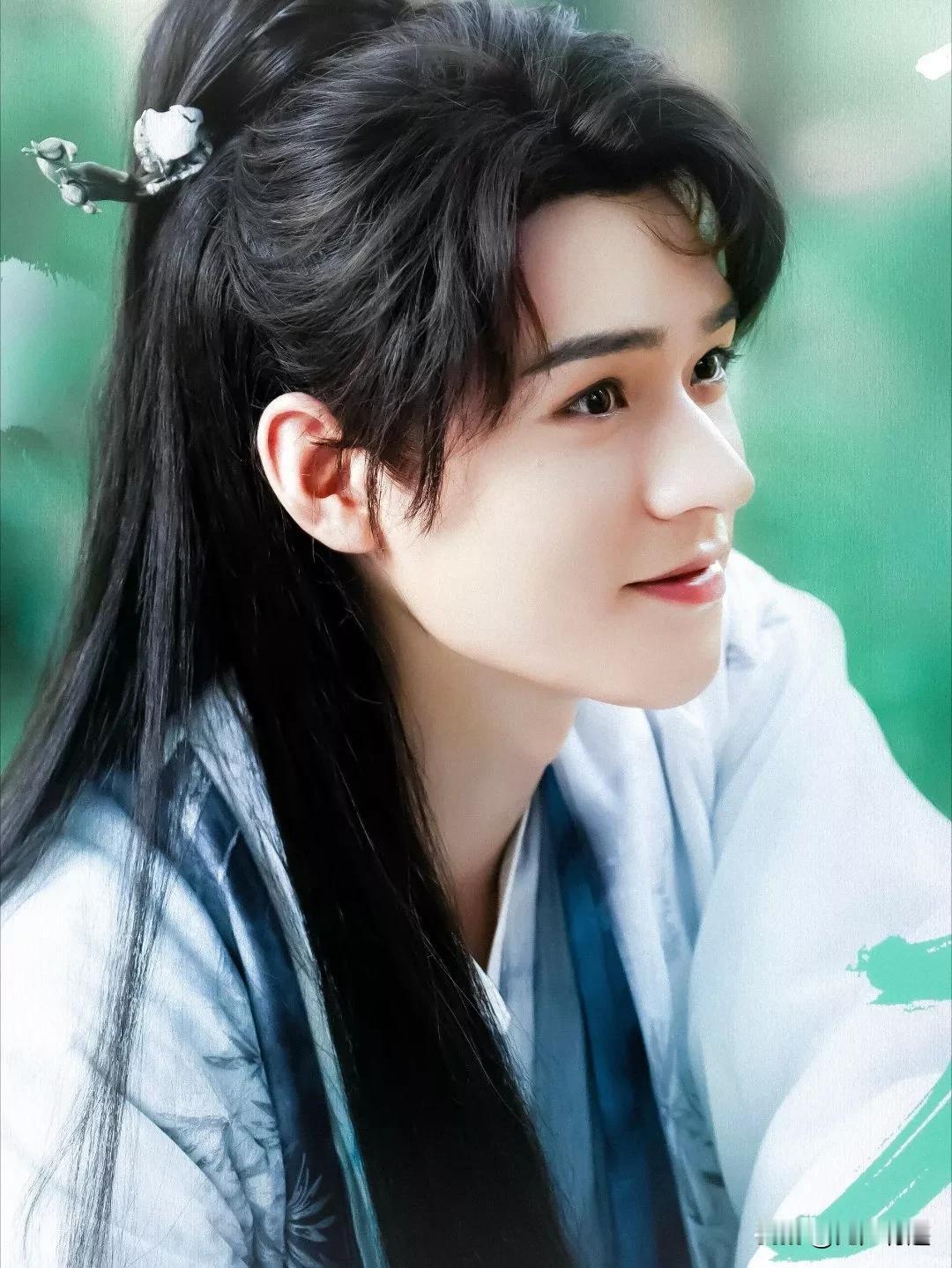 《狐妖小红娘》里的龚俊，这是粉丝给他P的图，这样的他看起来比女主角杨幂还漂亮！
