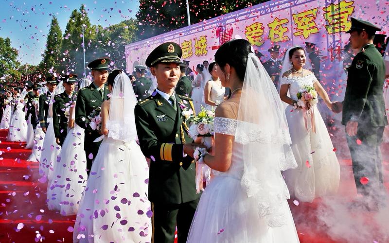 “你爱的这人是国家的 就当我死了”，这句话道出了多少爱军人之人的心酸。
军人，他