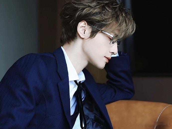 罗云熙的侧颜，太帅啦[爱你]罗云熙 ​​​