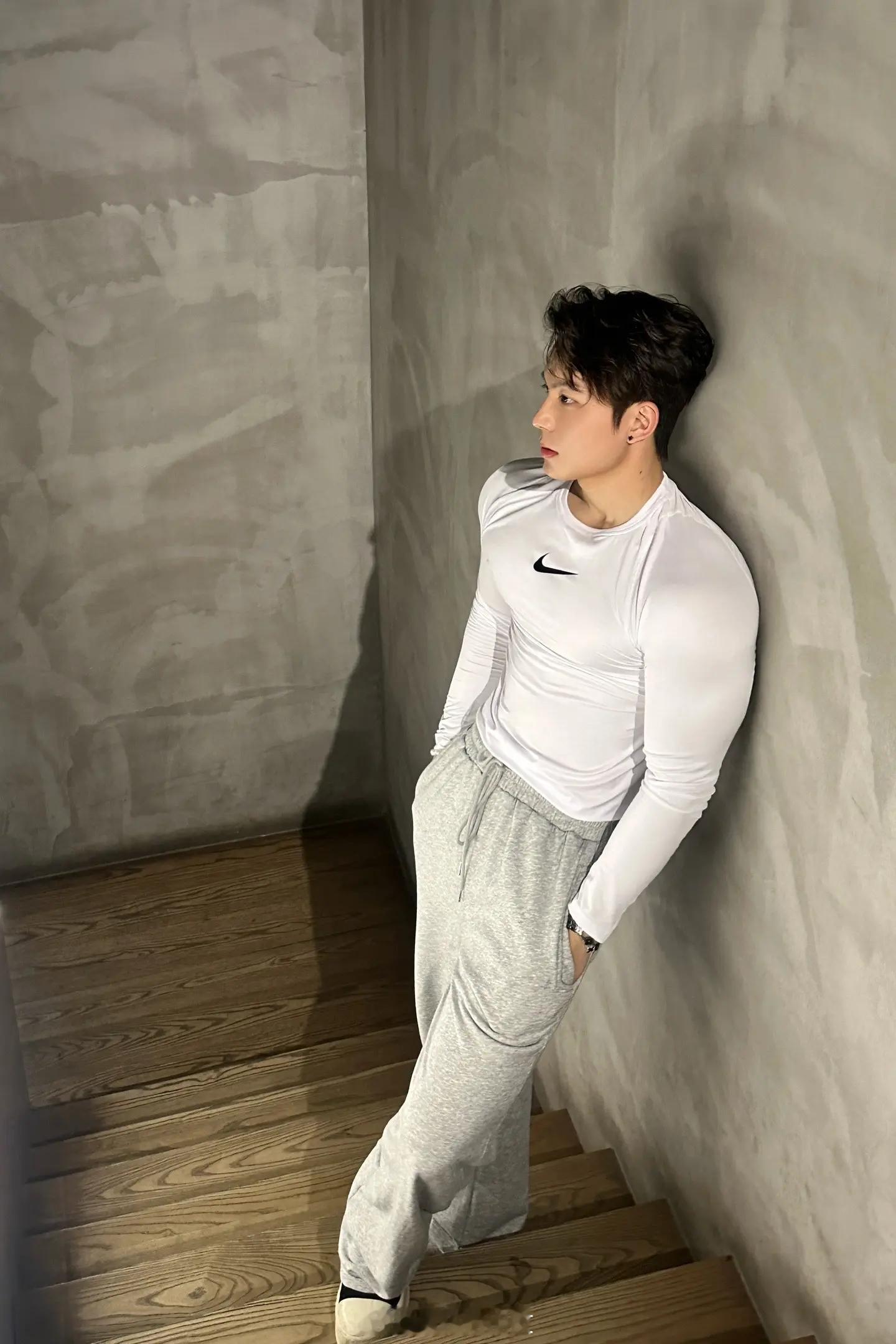 好像王嘉尔[害羞] 