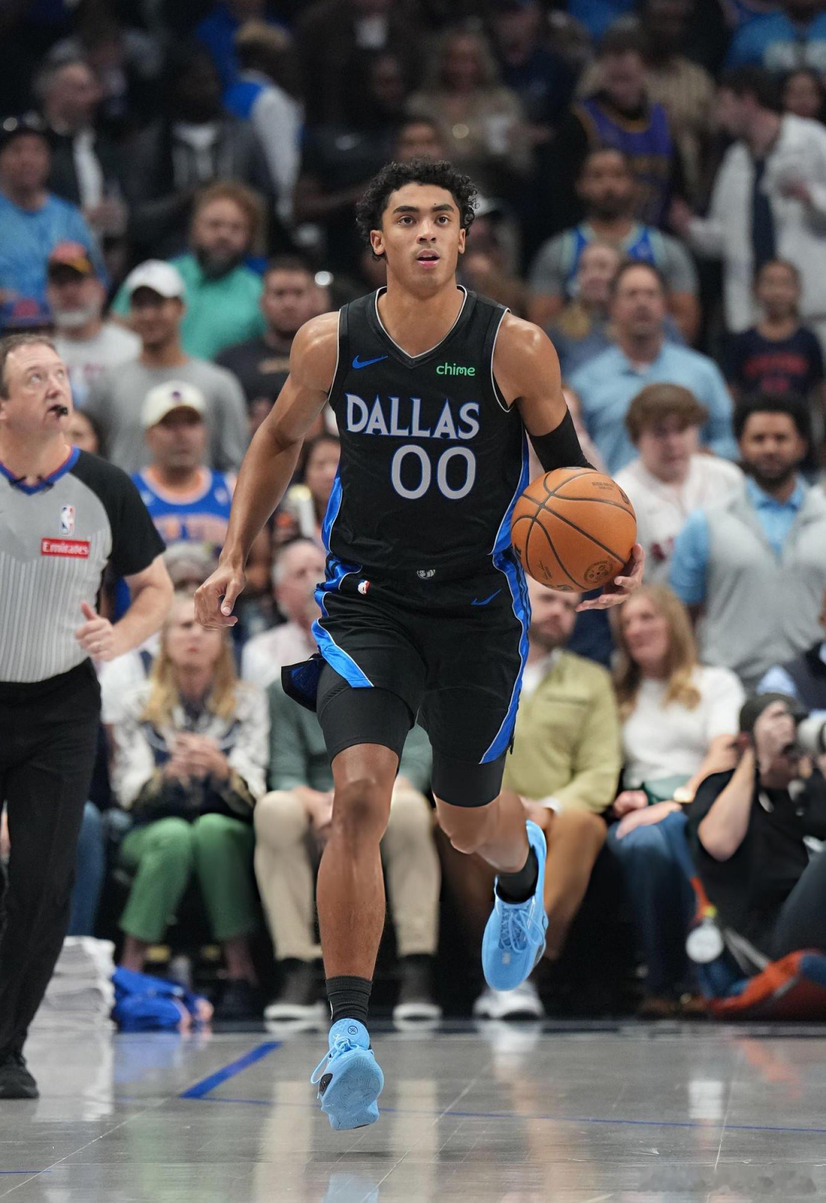 在库里穿上韦德之道一代之后，大家还发现独行侠队的克里斯蒂上脚了全城14独行侠配色