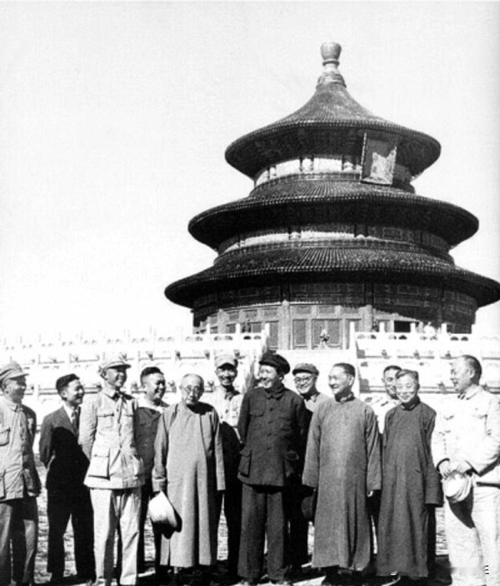 1949年毛主席与众多人在天坛游玩时，向一位清末翰林询问他见慈禧太后有几次机会？