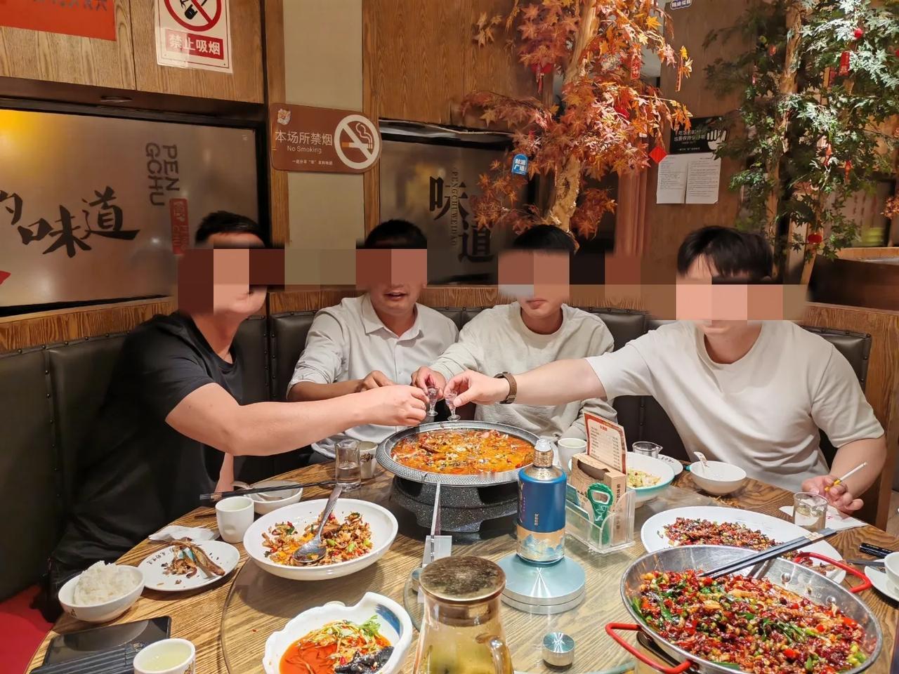 内蒙古，男子和3个好友聚餐喝酒，相谈甚欢，喝到凌晨4点才离去，3个好友把他送到单