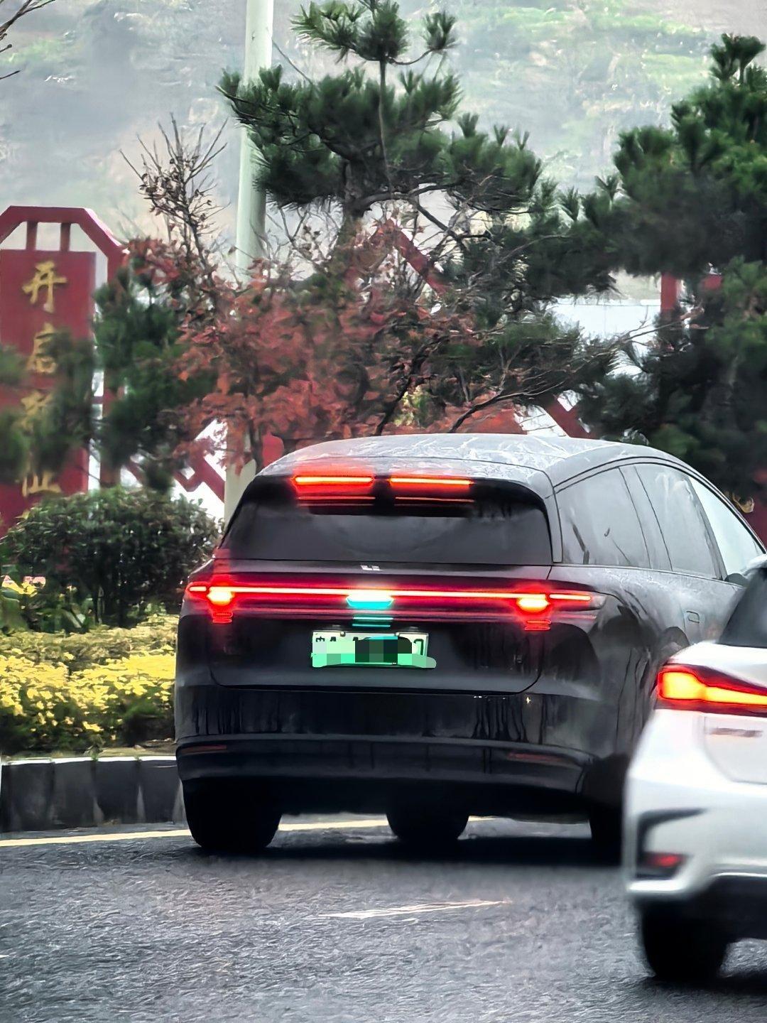 现在贵阳街头，理想小蓝灯越来越常见 看到了都忍不住想上去扫码加个好友