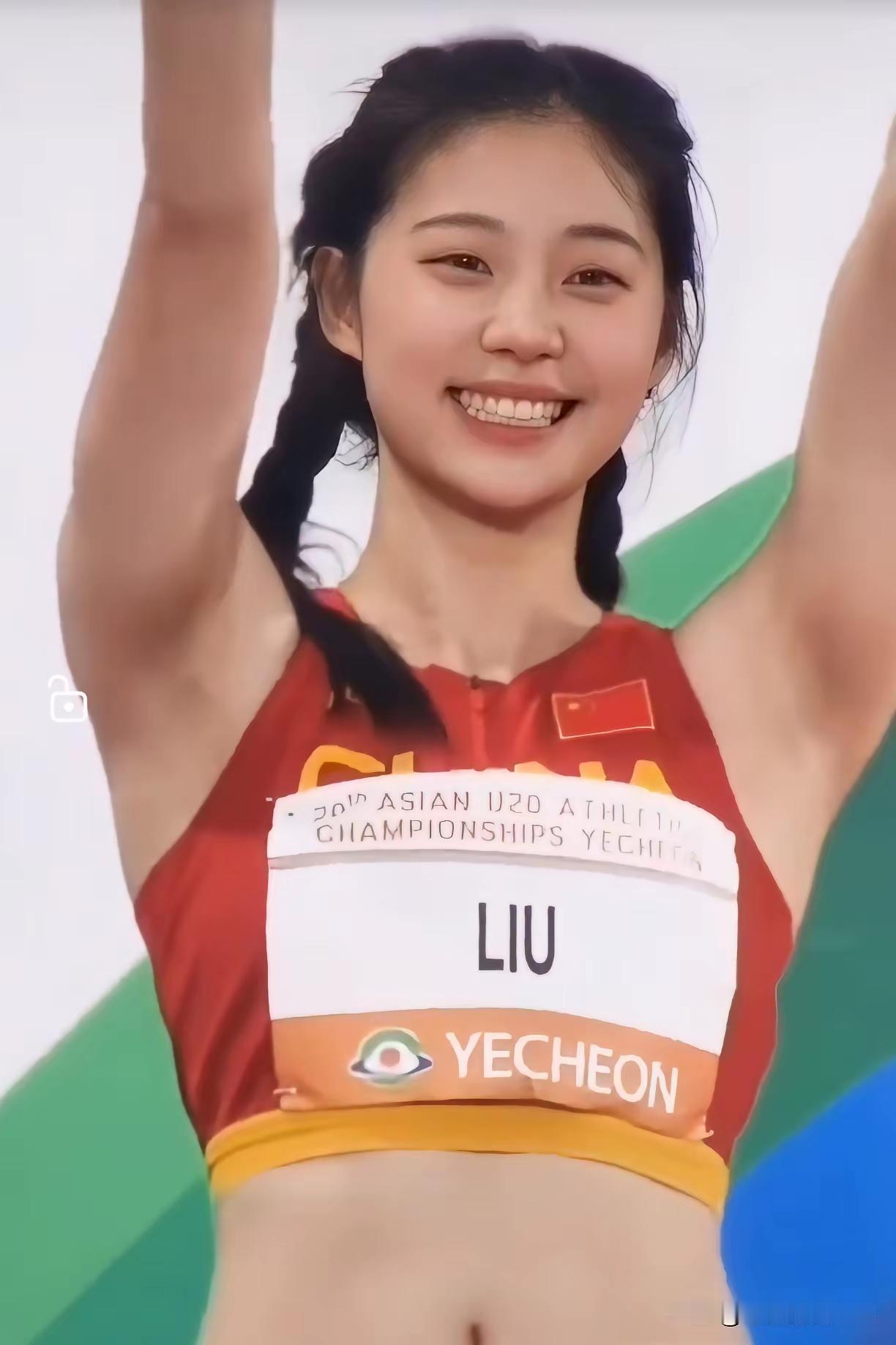 川妹子刘峡君这波“甜杀”我服了！赛场能跑11秒43，还是北大新生？
 
这颜值+