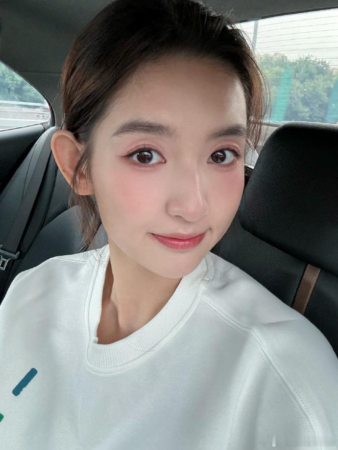 #王玉雯晒自己化的妆# 王玉雯自己打造的妆容太迷人了，仿佛把整个春天都画在了脸上