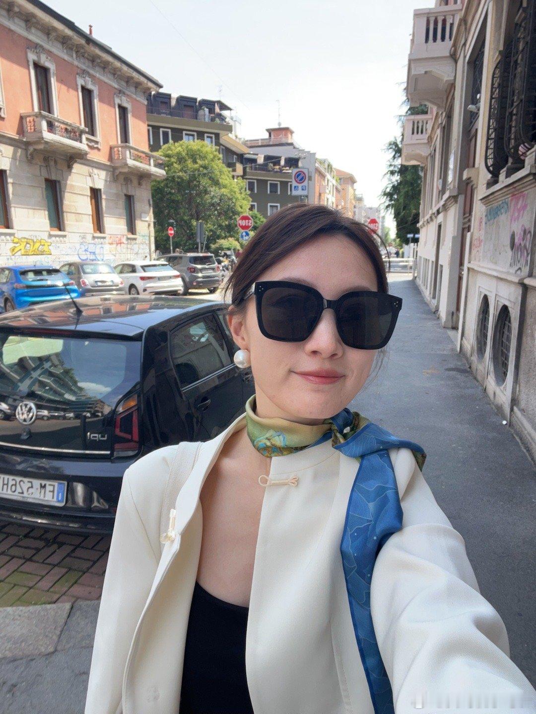 今天在米兰city walk 天气很棒 温度适宜猜猜我的丝巾的图案来源是哪马er