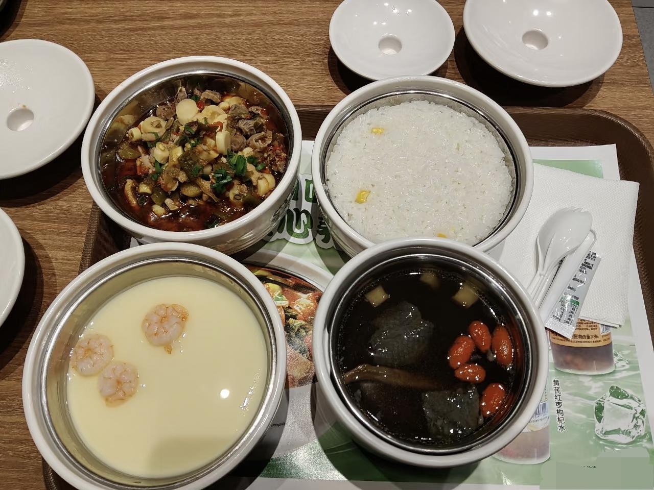 坐标:西安。三个菜:乌鸡汤、酸辣鸡杂，虾仁蒸蛋，一份米饭。总价:29元。这个价格