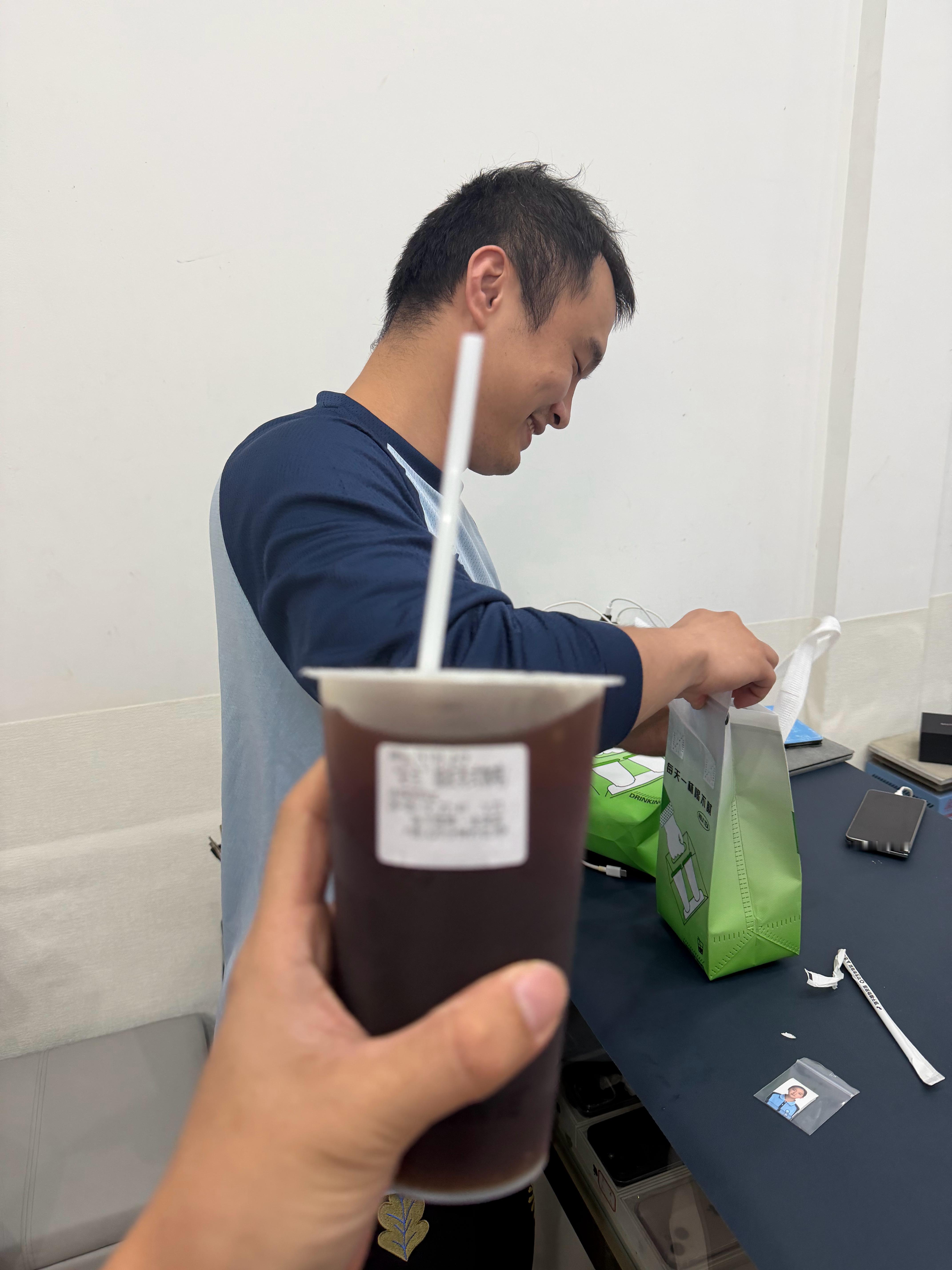 来杰灵以前的老店金山数码卖手机大半夜的，这老板请我喝加浓冰美式