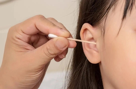 再也不敢随便掏耳朵了用棉签、挖耳勺这类硬物掏挖，很容易划伤娇嫩的耳道皮肤甚至戳伤