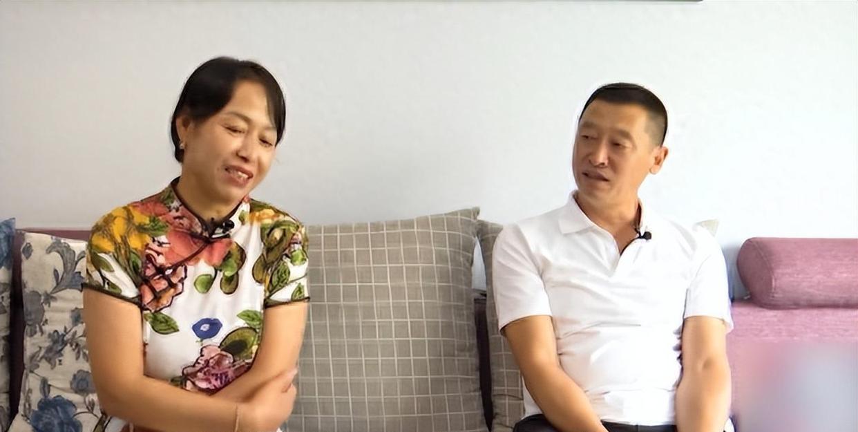 黄昏恋短短一月的对白。
大妈：咱俩认识都一个月了，亲也亲了，抱也抱了，你也该给我