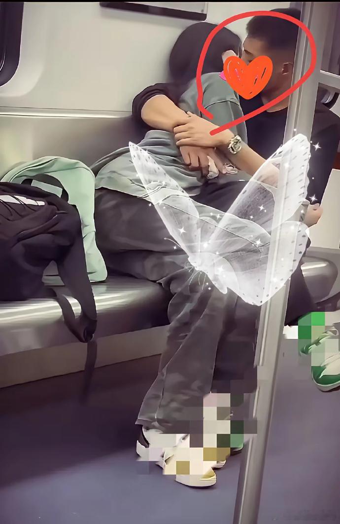 小情侣是把地铁当自己家了呀！ ​​​
