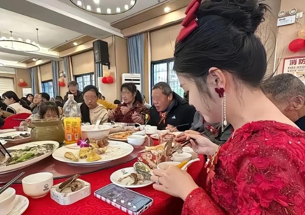 “婚礼还能这么办？”无锡一场婚礼，直接把规矩给掀了。全程不到两小时，新人没上台，