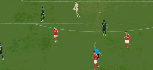 姆总不讲武德啊！这能偷袭门将！还当着裁判的面去拦截门将开球，这是太想赢了。
门将