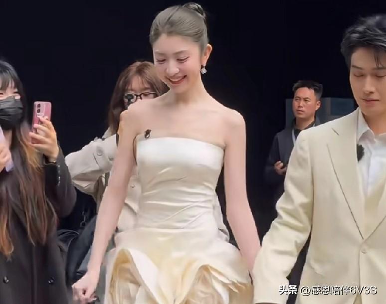 徐如蓝这体态真是绝了！肩颈线条漂亮得让人移不开眼，圆圆的后脑勺简直是天选盘发架子