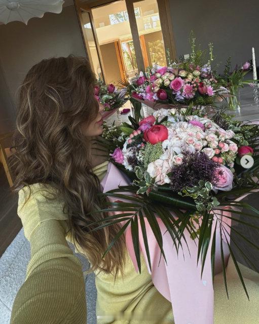 加布里埃尔妻子古德茉更新社媒晒照：💖 妈妈：加油！  英超联赛 阿森纳著名教授