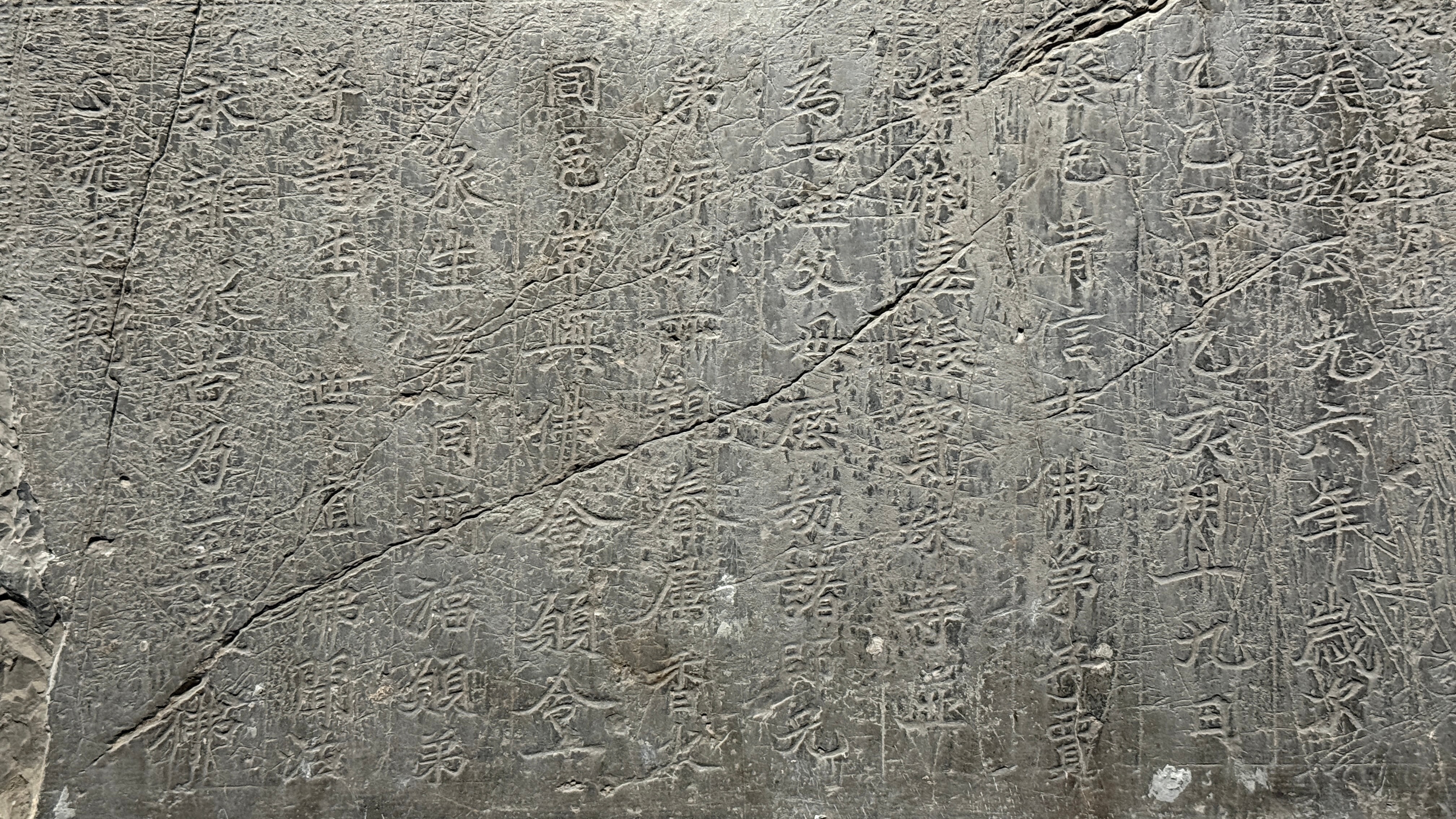山东博物馆，佛教造像艺术展。这尊造像名叫“贾智渊造背屏三尊像”，成像于大魏正光六