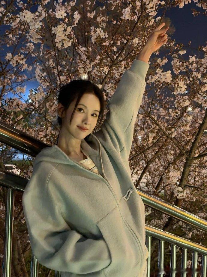 以为陈都灵开了小头特效陈都灵生图直出都这么能打，陈都灵小头小脸超精致，完美头身比