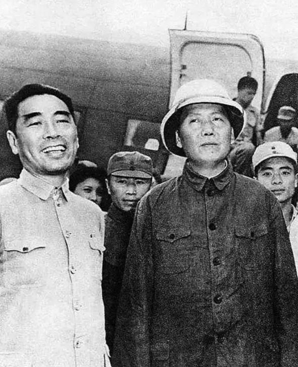 “一个周恩来就打败了整个国民党！”1945年重庆谈判期间，国民党官员们轮番向毛主