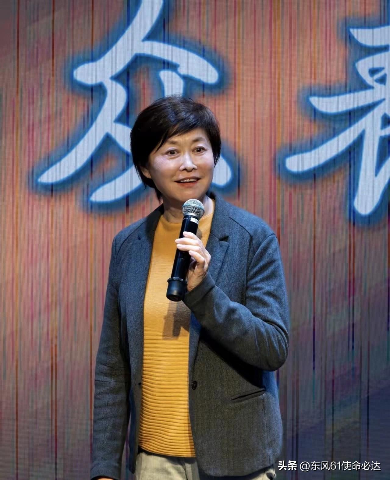 人生多唏嘘，她才71岁，那个浑身书卷气的女主持人敬一丹这么早就离开了。
她从央视