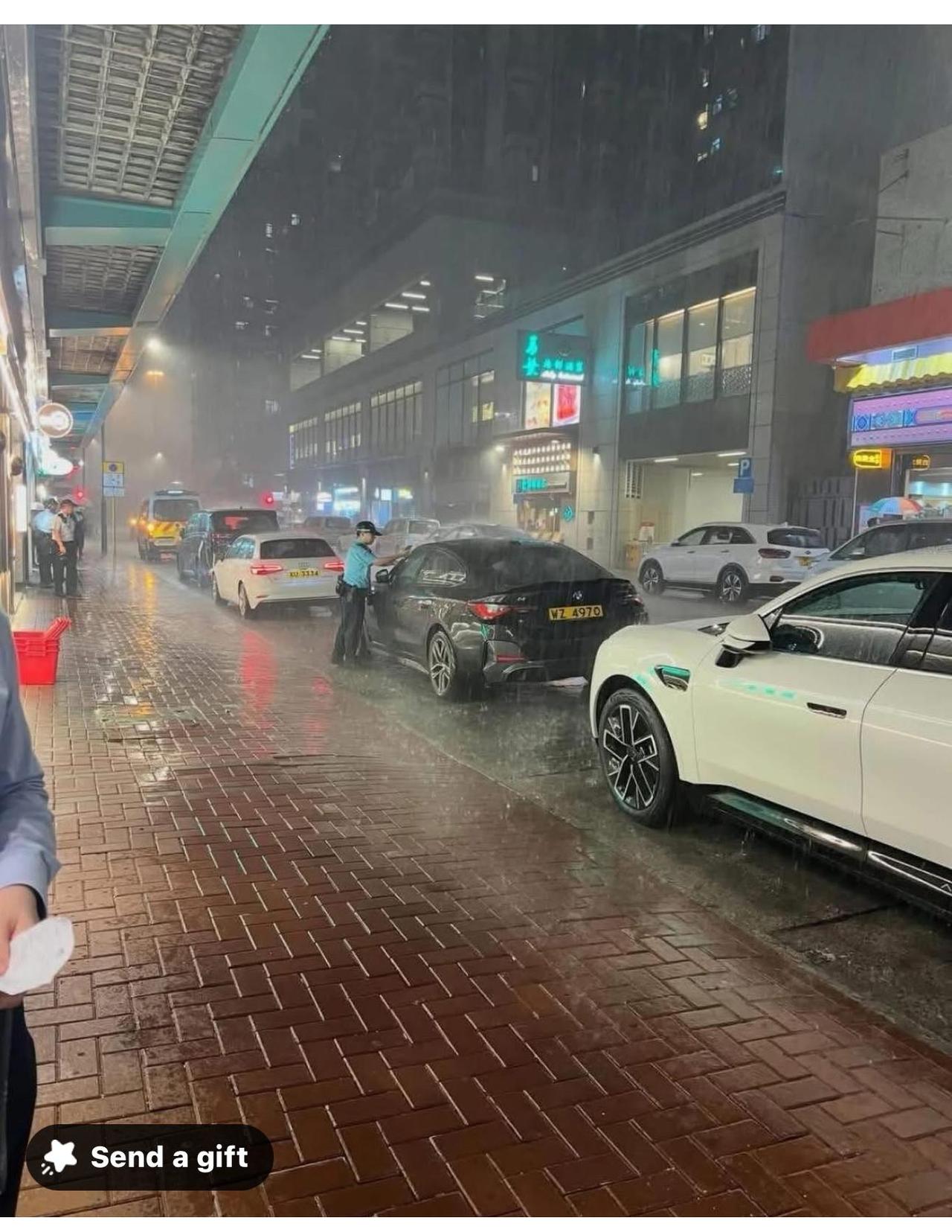 【🫡专业的香港警察🫡】

在刚刚的星期一，香港下大雨，黑色暴雨警告（当地最高