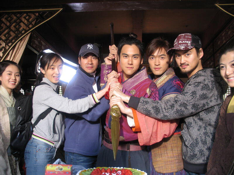 胡歌、彭于晏、袁弘三大帅哥，24岁时的样子2006年，袁弘晒在剧组为彭于晏庆24