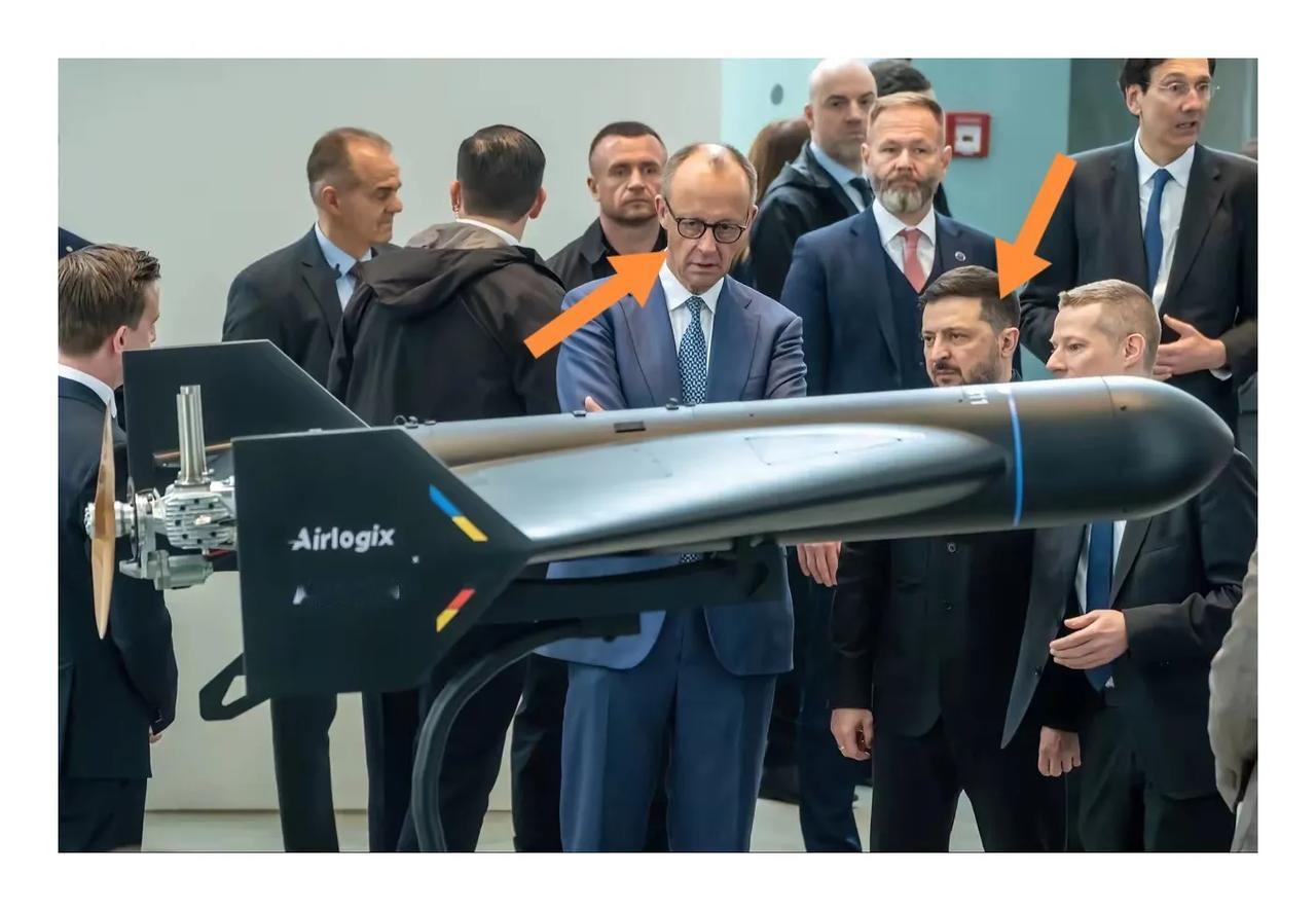 乌克兰总统泽连斯基弯腰与德国总理默茨参观新型无人机。