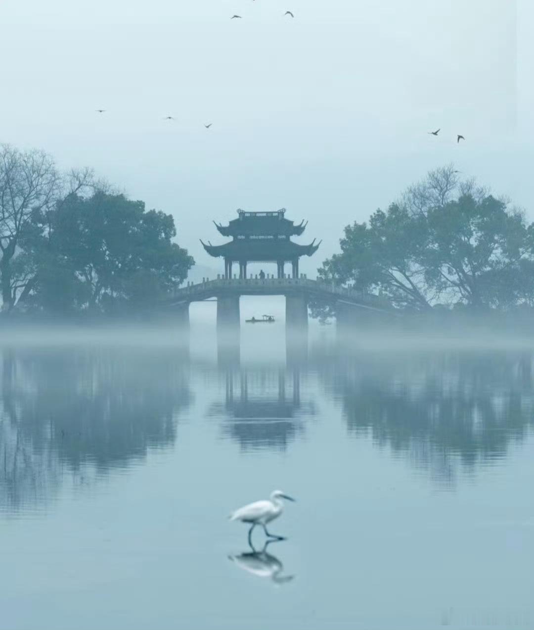 48句充满江湖气息的诗词01十步杀一人，千里不留行。事了拂衣去，深藏身与名。——