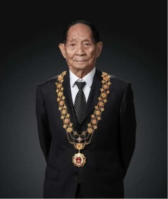 2008年鲁豫采访中问袁隆平：您认识巩俐和周杰伦吗？袁老答：不认识
 
在200