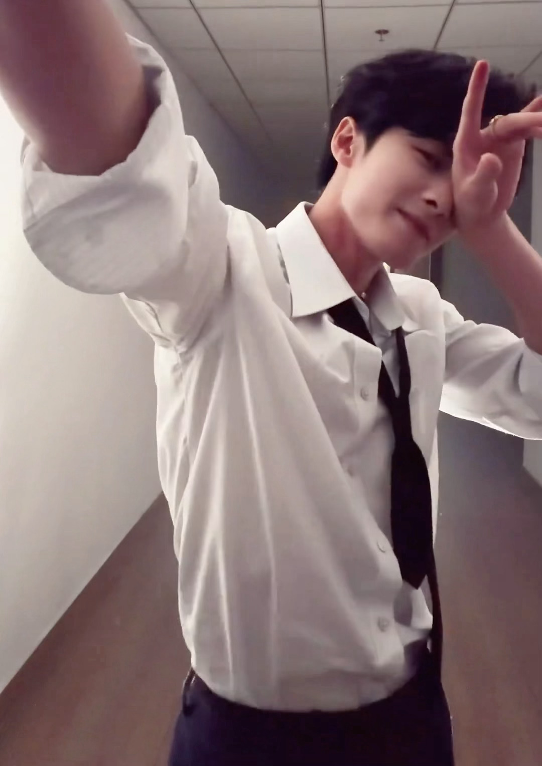 要小心了，这种一边顶还要一边笑的年上男最危险了 