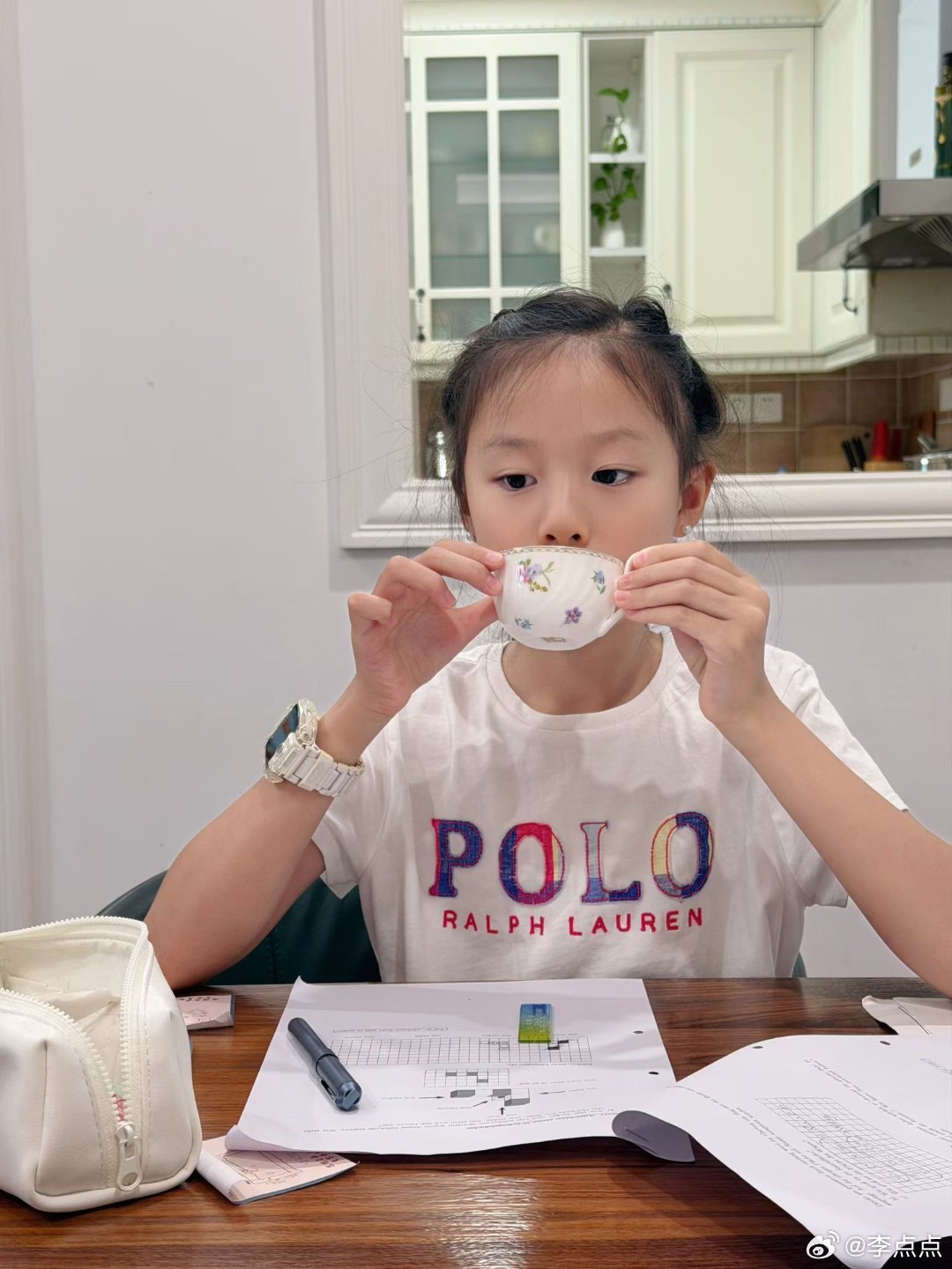 早起喝点茶，猜猜这是什么茶？番茄他们学校是没有作业的，不管是寒暑假、周末还是放学